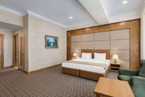 سرير أو أسرّة في غرفة في Wyndham Baku