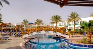 eine Brücke über einen Pool in einem Resort in der Unterkunft Luxury Apartment Panorama Naama Heights Resort in Sharm El Sheikh