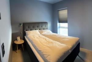 Postel nebo postele na pokoji v ubytování #Lofoten Leilighet ved sjøen