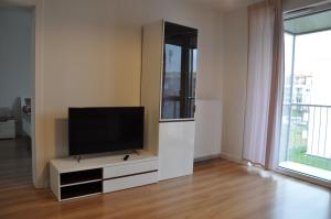Televízia a/alebo spoločenská miestnosť v ubytovaní WROCLOVE_NET APARTMENTS