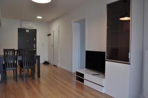 Televízia a/alebo spoločenská miestnosť v ubytovaní WROCLOVE_NET APARTMENTS