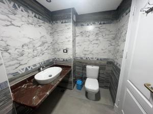 ein Badezimmer mit einem weißen WC und einem Waschbecken in der Unterkunft Luxury Apartment Panorama Naama Heights Resort in Sharm El Sheikh
