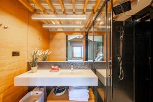 a bathroom with a sink and a mirror at Apartamentos El Roqueo in Conil de la Frontera