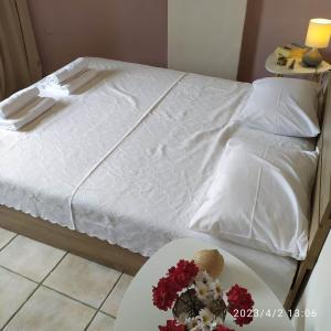 A bed or beds in a room at Nia's apartment by the sea
