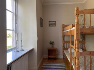 1 Schlafzimmer mit 2 Etagenbetten und einem Fenster in der Unterkunft Nickarve Gård Hejdeby in Visby