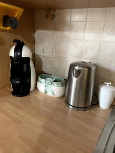 Da Cinzia في Stazzo: طاولة مطبخ مع آلة صنع القهوة وقدر قهوة