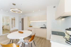 Kuchyňa alebo kuchynka v ubytovaní Balticus 16A by Noclegi Renters + 22 fotografií