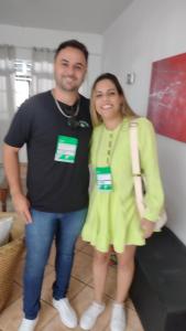 Un uomo e una donna che posano per una foto di Hostel Convention Expo SP a San Paolo