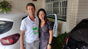 Um homem e uma mulher à frente de um carro. em Hostel Convention Expo SP em São Paulo