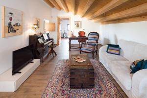 un soggiorno con divano e TV di Villa Balate - Countryside Luxury Experience a Ragusa
