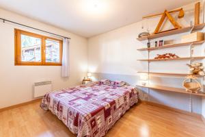 een slaapkamer met een bed in een kamer bij Le Chatellard - Proche Piste de Ski in Praz-sur-Arly