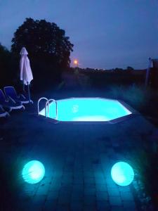 Het zwembad bij of vlak bij One bedroom house with shared pool enclosed garden and wifi at Hamois