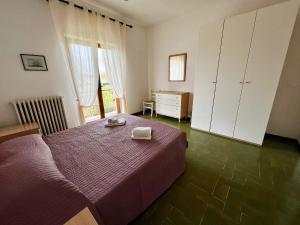 1 dormitorio con 1 cama, vestidor y ventana en Bed&Breakfast Villa Lorena, en Forte dei Marmi