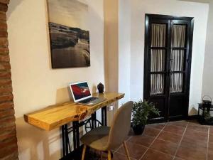 Telewizja i/lub zestaw kina domowego w obiekcie Casa diáfana para parejas muy cerca de la playa