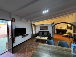 Telewizja i/lub zestaw kina domowego w obiekcie Casa diáfana para parejas muy cerca de la playa