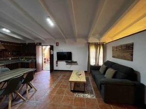 Telewizja i/lub zestaw kina domowego w obiekcie Casa diáfana para parejas muy cerca de la playa