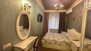 een slaapkamer met een spiegel, een bed en een wastafel bij Downtown Luxury furnished apartment in Jerevan