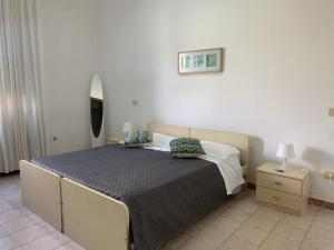 ein Schlafzimmer mit einem großen Bett mit zwei Kissen darauf in der Unterkunft Green House Oasi Fiume Alento in Prignano Cilento
