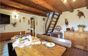 un comedor con una mesa de madera y una escalera en Casa Delleremita, en Sovramonte