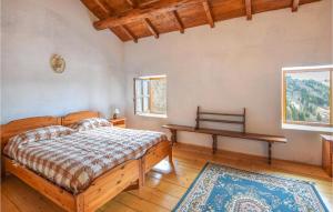 1 dormitorio con 1 cama y 2 ventanas en Casa Delleremita, en Sovramonte