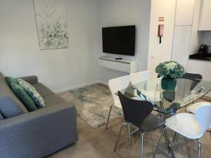 uma sala de estar com um sofá e uma mesa de vidro em Casa de Ribes T2 Vista Fantástica em Rio Caldo