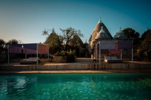 una piscina davanti a una casa di Borgo Del Tempo Ritrovato - Luxury Relais in Puglia a Ostuni