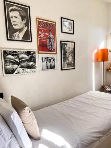 een slaapkamer met een bed met foto's aan de muur bij Have a nice day at Piazza Navona in Rome