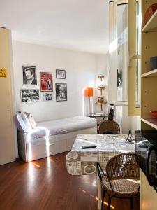 een woonkamer met een witte bank en een tafel bij Have a nice day at Piazza Navona in Rome