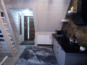 eine Küche mit einer Arbeitsplatte und einer Treppe in der Unterkunft Apartament u Busiów - okolice Zakopanego in Dzianisz