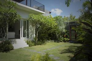 乌布珠玛酒店的从花园看房子