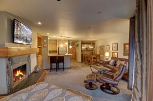 a living room with a fireplace and a living room at Lakeside 1485 in Keystone