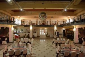 un salón de banquetes con mesas y sillas en un edificio en ILLARA SPA Hotel en Irshava