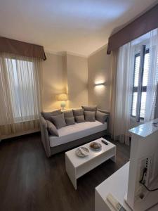 a living room with a couch and a table at Relais Piazza Del Popolo in Rome