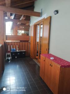 een kamer met een aanrecht en een bureau in een kamer bij residence orione in Caspoggio