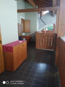 an empty room with a kitchen with a floor at residence orione in Caspoggio