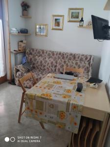 een woonkamer met een tafel en een bank bij residence orione in Caspoggio