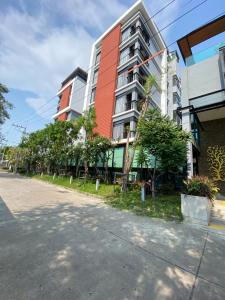 an empty street in front of a building at Le Vernissage by Goad Avadhess Hospitality in Pattaya Central