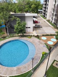 una vista aérea de una gran piscina frente a un edificio en Bellohorizonte Apartamento SMR, en Santa Marta