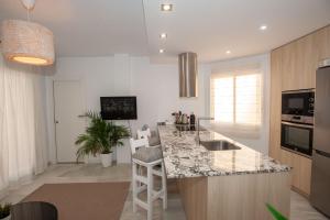 una cocina con una isla con encimera en Penthouse with terrace in Marbella- Costa del Sol, en Marbella
