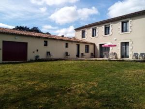 a house with a lawn in front of it at le logis gourmand a Payroux in Payroux