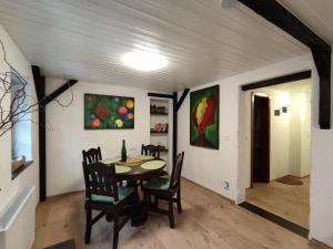 une salle à manger avec une table et des chaises dans l'établissement Ferienwohnung 'Unter der Burg', à Brodenbach 26 autres photos