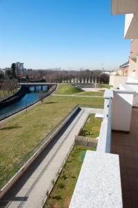 - Vistas al río desde un edificio en Residence Le Groane, en Garbagnate Milanese