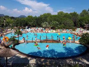 un grupo de personas en una piscina en un parque acuático en Harbers zonvakanties chalets met airco camping Leï Suves Roquebrune sur Argens, en Roquebrune-sur-Argens