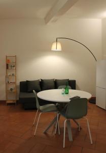 Friends of Michelangelo في فلورنسا: غرفة معيشة مع طاولة وأريكة