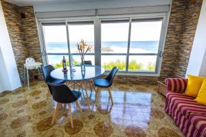 salon ze stołem, krzesłami i kanapą w obiekcie Frontline Penthouse - Prixmar - by VV Canary Ocean Homes w mieście El Pris