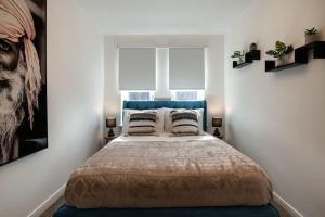 um quarto com uma cama grande e uma janela em St George's Residence em Glasgow