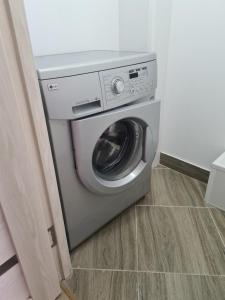 a washer and dryer sitting in a room at New Аpartment Balti in Bălţi