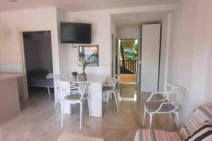 Televízia a/alebo spoločenská miestnosť v ubytovaní Marbella beachfront apartment Romana Playa Elviria