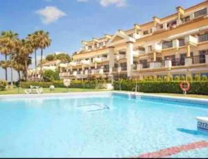Bazén v ubytovaní Marbella beachfront apartment Romana Playa Elviria alebo v jeho blízkosti