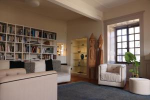 uma sala de estar com um sofá branco e duas cadeiras em Sessius1622 em Cessy